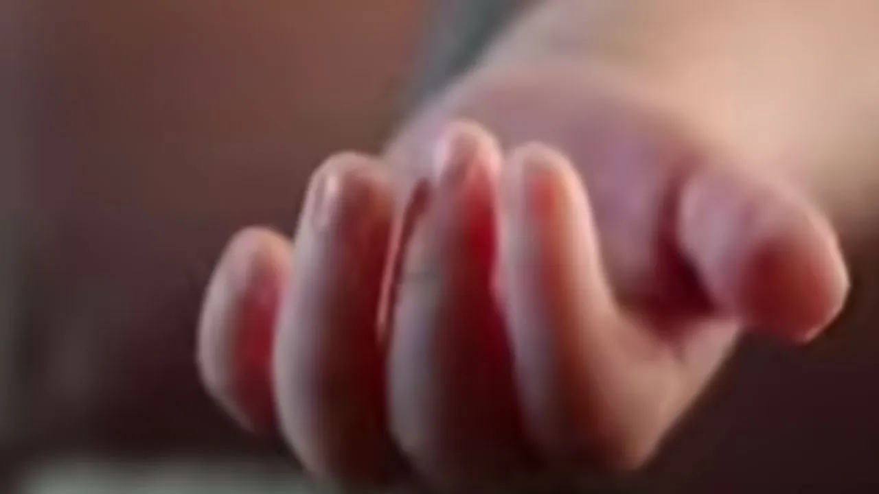 निजी अस्पताल की नर्स पर बड़ी लापरवाही का आरोप:  9 महीने की बच्ची उंगली कटी, मुकदमा दर्ज 