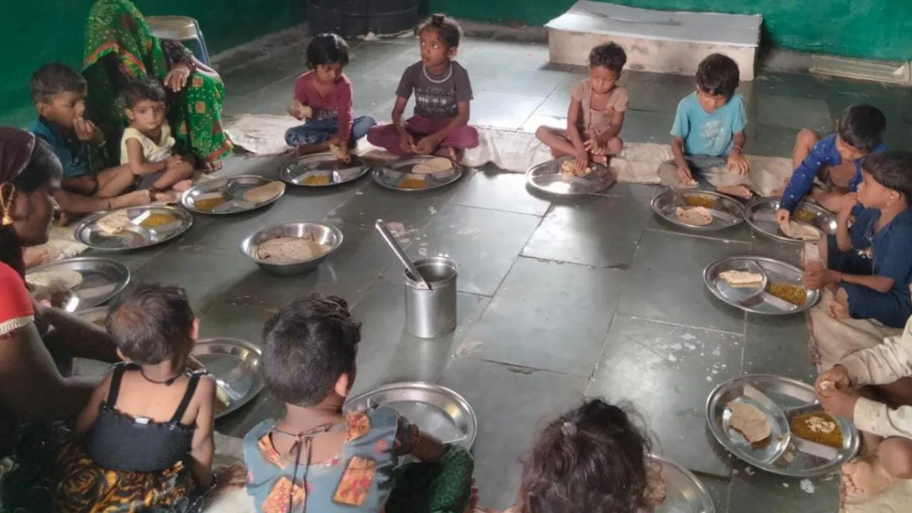 आंगनबाड़ी केंद्रों से कुपोषण पर निर्णायक प्रहार:  ‘पोषण 2.0’ के तहत 36 लाख बच्चों तक पहुंच रहा गर्म भोजन, नन्हें कदमों को पोषण का संबल