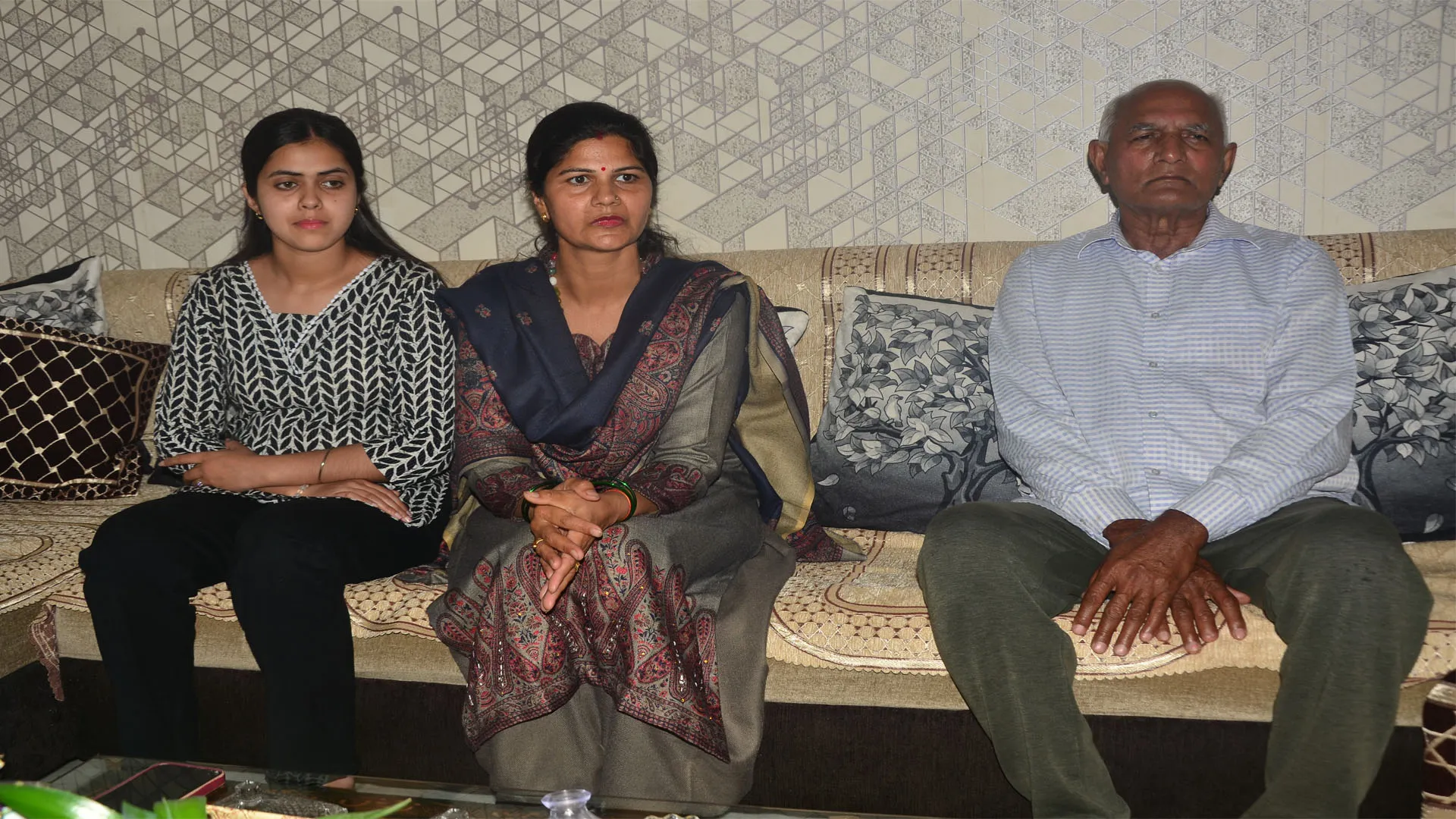 Bareilly : मेहनत, अनुशासन और स्पष्ट लक्ष्य से चमकीं सुरभि, इस रणनीति से मिली ऑल इंडिया रैंक 14 