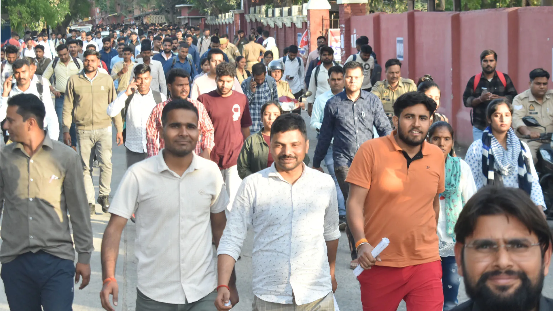 दरोगा भर्ती परीक्षा : दूसरे दिन 3913 अभ्यर्थी रहे अनुपस्थित, दोनों पालियों में 12407 ने दी परीक्षा