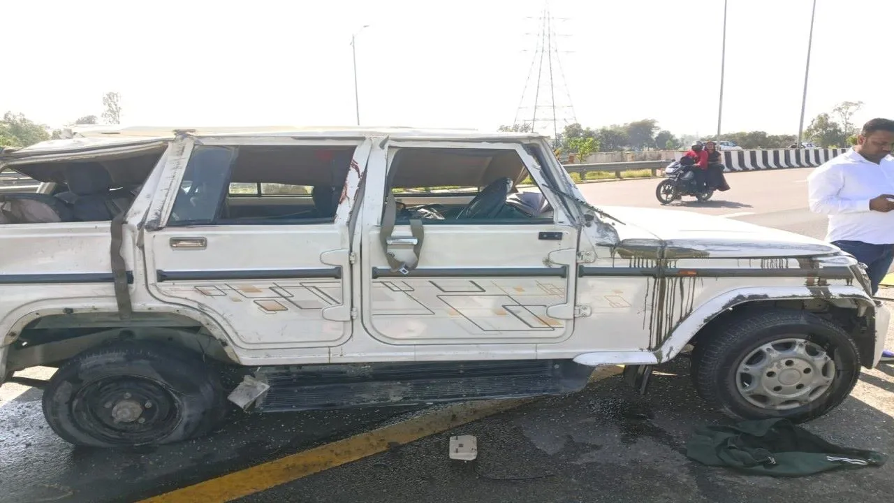 बाराबंकी : टायर फटने से पलटी बोलेरो, तीन की मौत आठ जख्मी