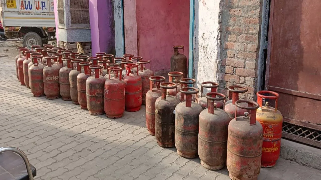 बाराबंकी : घरेलू गैस की अवैध रिफलिंग, कालाबाजारी की पुष्टि, रिपोर्ट दर्ज