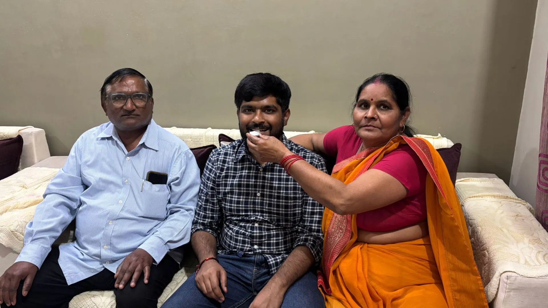 Bareilly : सेल्फ स्टडी से दूसरे प्रयास में आकाश ने हासिल की 684वीं रैंक, मल्टीनेशलन कंपनी की छोड़ी नौकरी