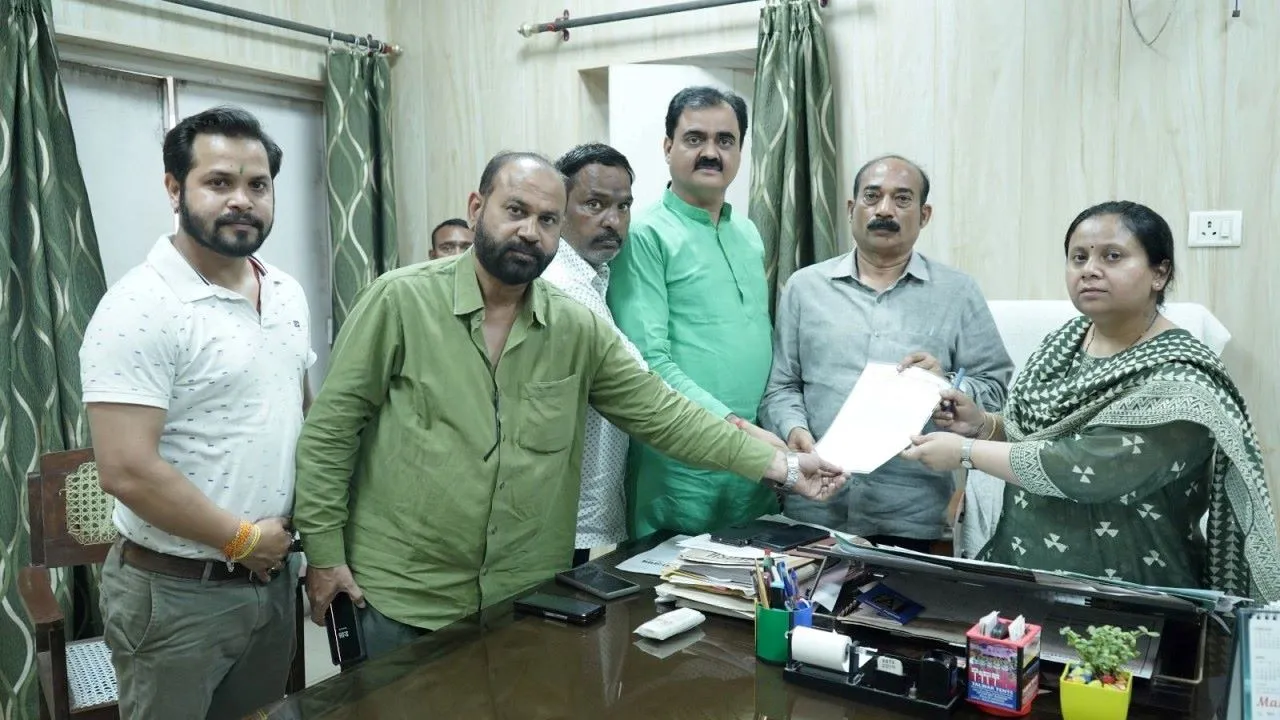 लखनऊ :  व्यवसायिक गैस सिलेंडर मिलने में आ रही दिक्कत, DM से मिले व्यापारी