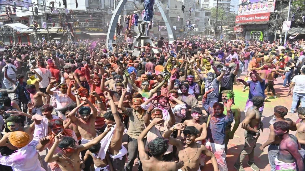 कानपुर : शहर में चला झमाझम रंग, मस्ती में झूमें हुरियारे