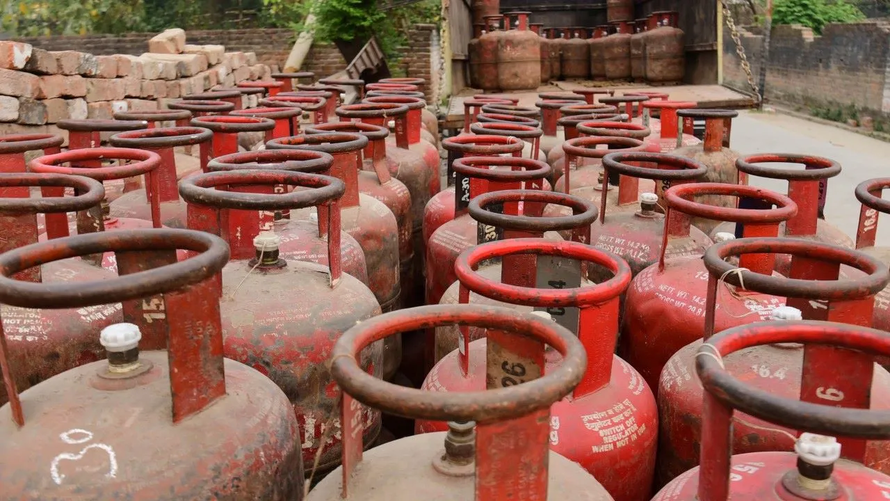 युद्ध का असर :  गैस उपभोक्ताओं की बढ़ीं मुश्किलें, होटल-रेस्टोरेंट बंदी की कगार पर, कॉमर्शियल सिलेंडर की आपूर्ति ठप