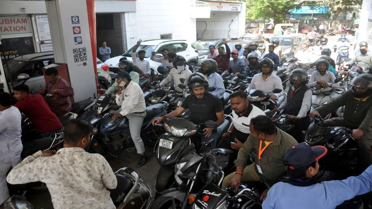 लखनऊ : पेट्रोल-डीजल के लिए पम्पों पर लगीं कतारें, अफवाहों का बाजार गर्म