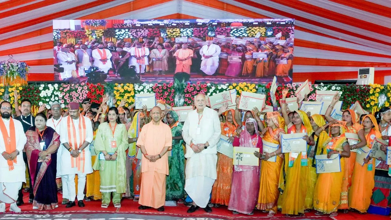  सीएम योगी का बहराइच दौरा : 136 परिवारों को आवास और भूमि की सौगात, अब भरथापुर कहलाएगा 'भरतपुर' 