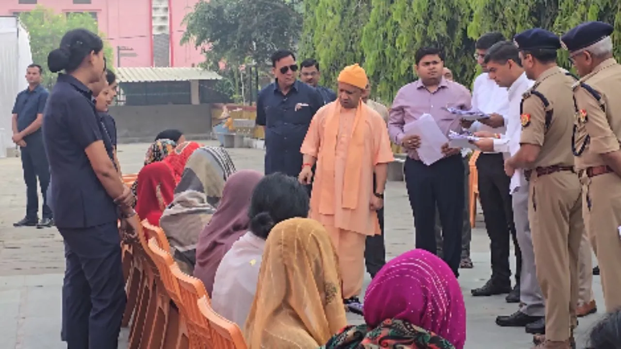  गोरखपुर में CM योगी का जनता दर्शन,  समस्याएं सुन बोले-जमीन कब्जे और अपराध पर सख्ती, हर समस्या का त्वरित समाधान