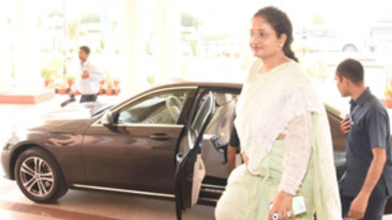 आगरा में शिकायत पर सुनवाई नहीं होने से आहत हुआ पीड़ित,  SDM गाड़ी के आगे बैठकर किया प्रदर्शन