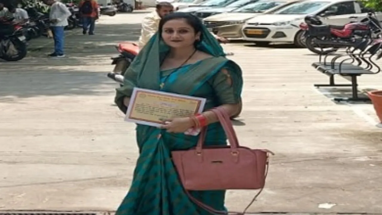  बाराबंकी की ‘विद्युत सखी’ राजश्री शुक्ला बनीं बदलाव की मिसाल,  स्वयं सहायता समूह से जुड़कर गांव में बनाई पहचान