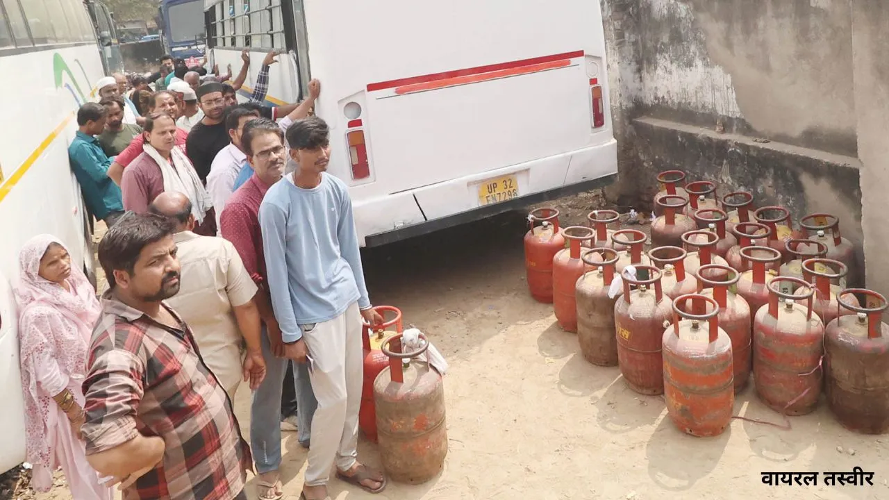 लाइन में उपभोक्ता, दुकानों में लगे घरेलू गैस सिलेंडर:  950 का सिलेंडर बेच रहे 1500-2000 रुपये के बीच