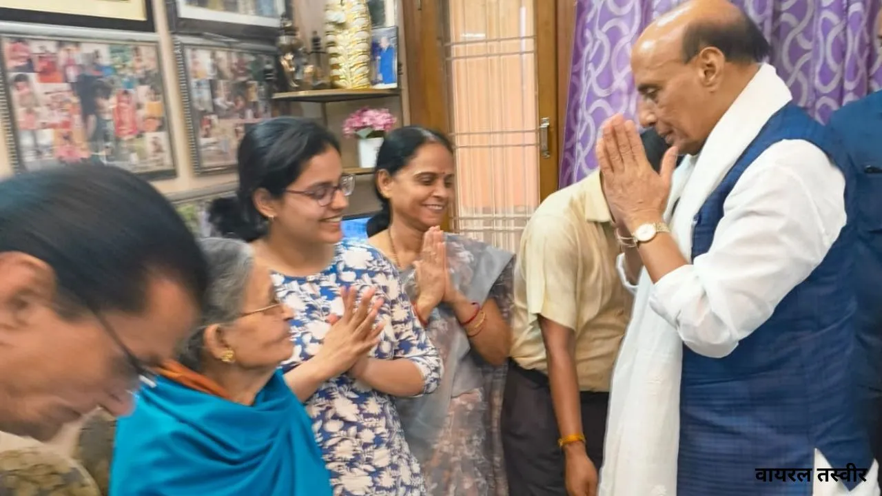 रक्षा मंत्री ने पुराने लखनऊ के व्यंजन का उठाया लुत्फ,  जनसम्पर्क अधिकारी के परिवार से की मुलाकात