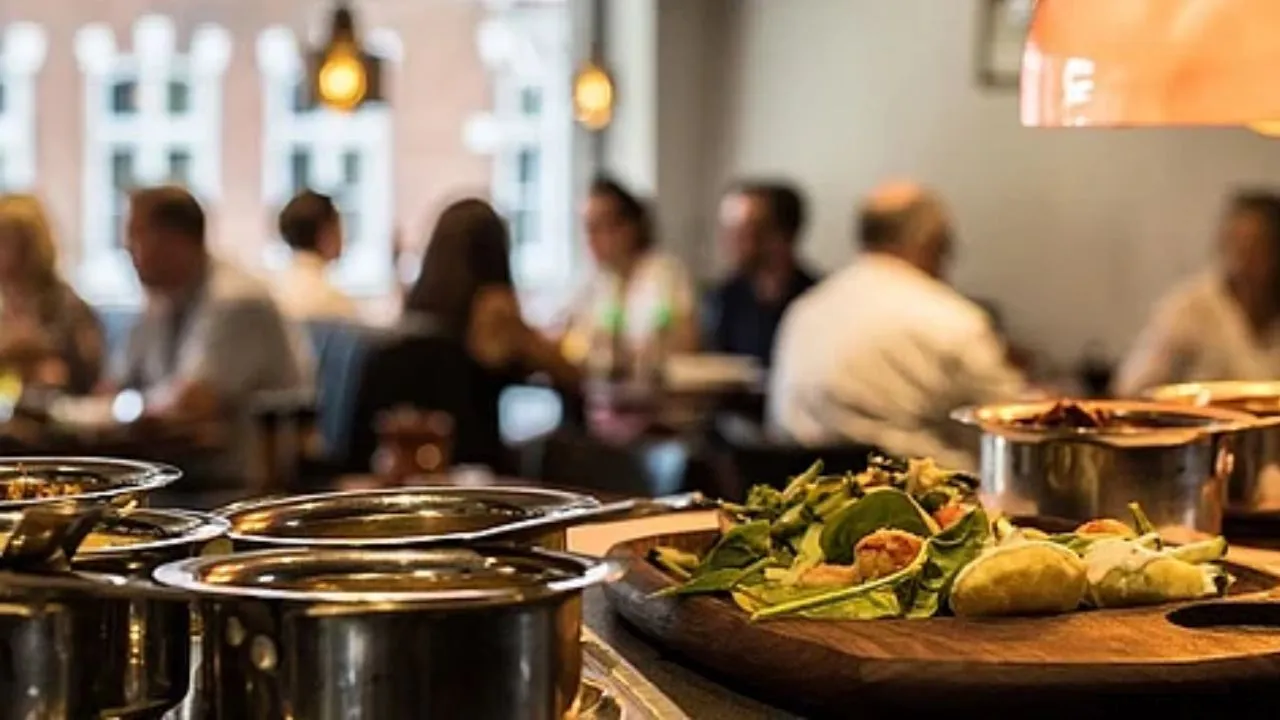 होटल, रेस्तरां कामकाज बंद करने की नौबत:  उद्योग संगठन ने बताया LPG की कमी से इन राज्यों के रेस्रो में नहीं सर्व होगा फ़ूड  