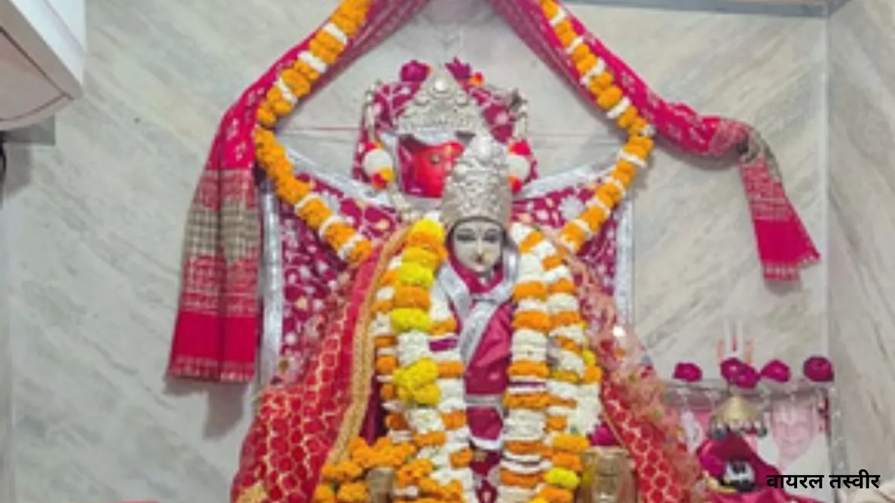 सुलतानपुर :  नवरात्र के पहले दिन उमड़ी भक्तों की भीड़, लोगों की आस्था का केंद्र बना प्राचीन दुर्गा मंदिर 