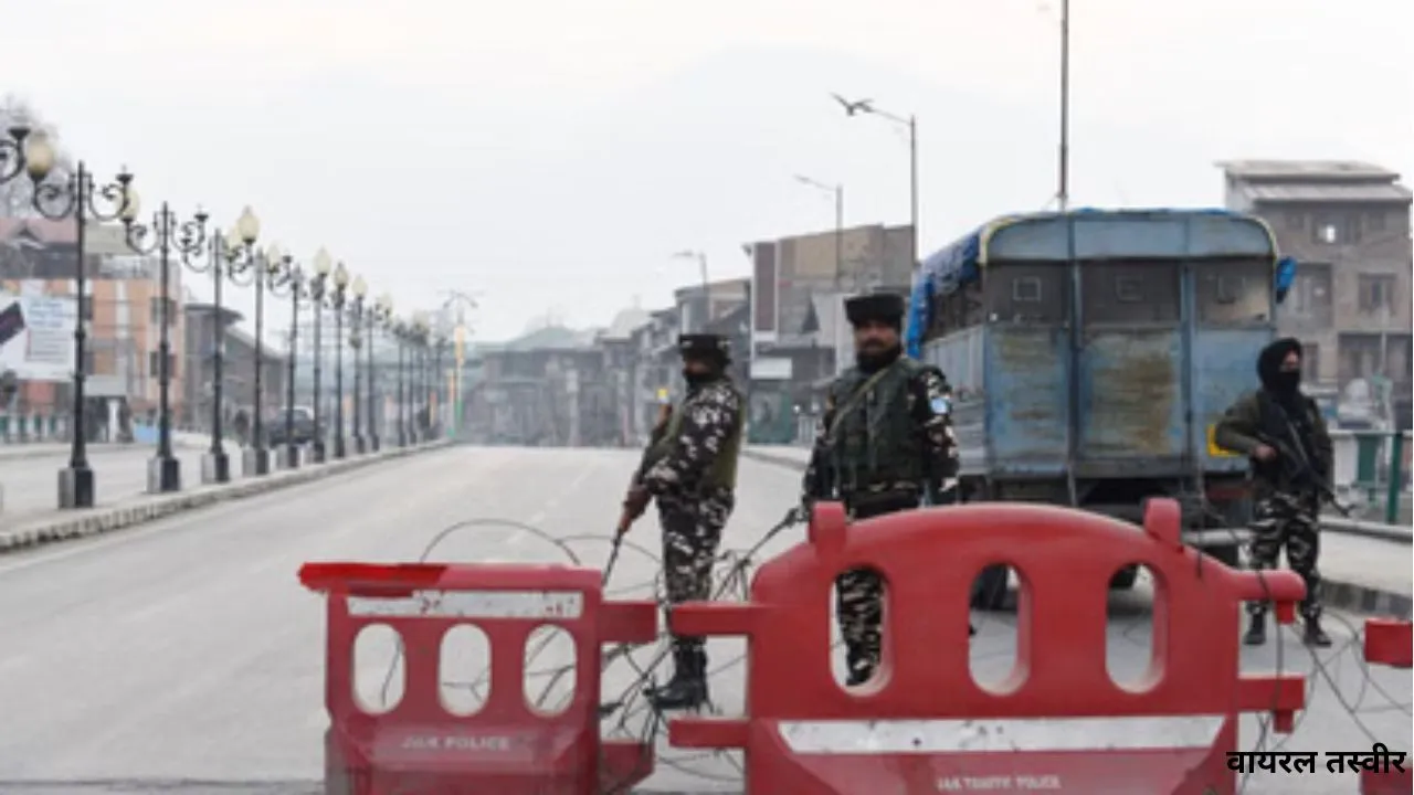 नमाज से पहले लाल चौक में कड़ी सुरक्षा:  खामेनेई की मौत के बाद घाटी में तनाव, विरोध प्रदर्शनों के मद्देनजर सख्त प्रतिबंध लागू 