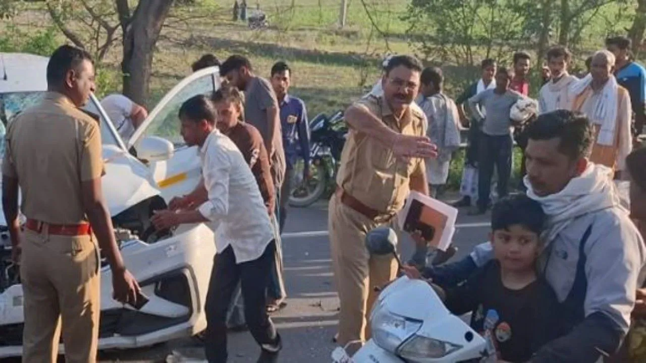 संभल : कार व टेंपो की टक्कर में चार की मौत, आठ घायल
