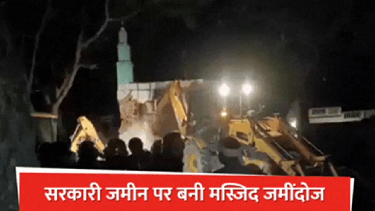 लखनऊ : बीकेटी में ग्राम सभा की जमीन पर बनी मस्जिद को किया गया जमींदोज, भारी सख्या में पुलिस बल की तैनाती