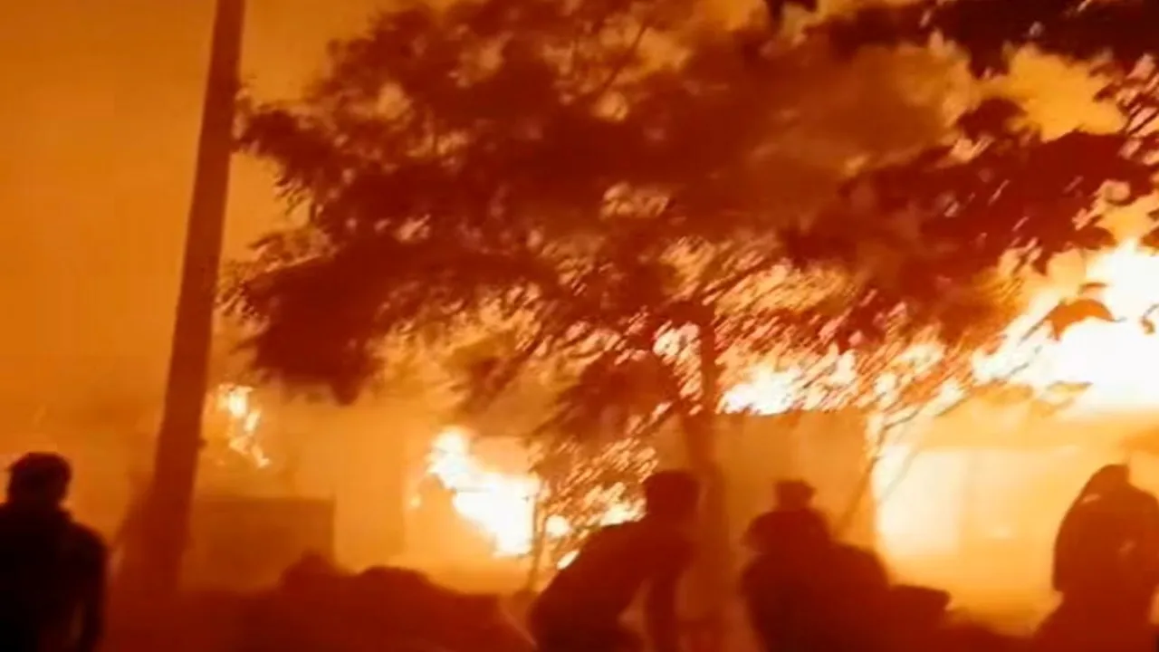  सीतापुर में दर्दनाक हादसा : वज्रपात से गांव में लगी आग, मां-बेटी की मौत, पोती गंभीर