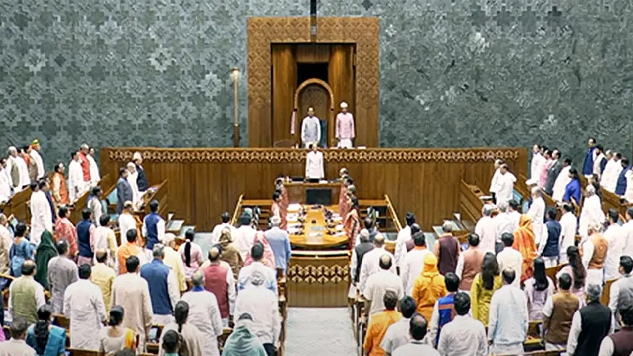 Parliament Special Session : महिला आरक्षण संशोधन से जुड़े तीन बिल लोकसभा में पेश, विपक्ष ने उठाए सवाल, तो अमित शाह ने सपा पर कसा तीखा तंज