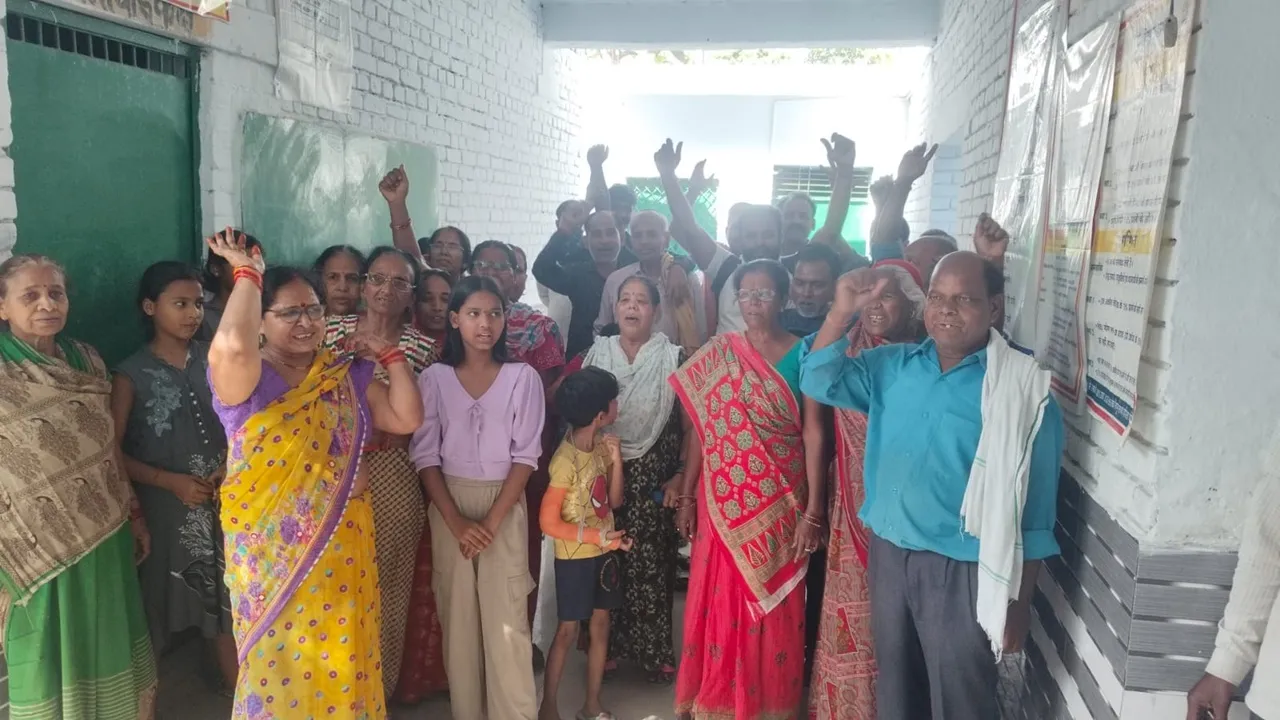 कानपुर में लोगों ने किया प्रदर्शन : प्रीपेड स्मार्ट मीटर लगने के बाद बिजली दे रही धोखा 