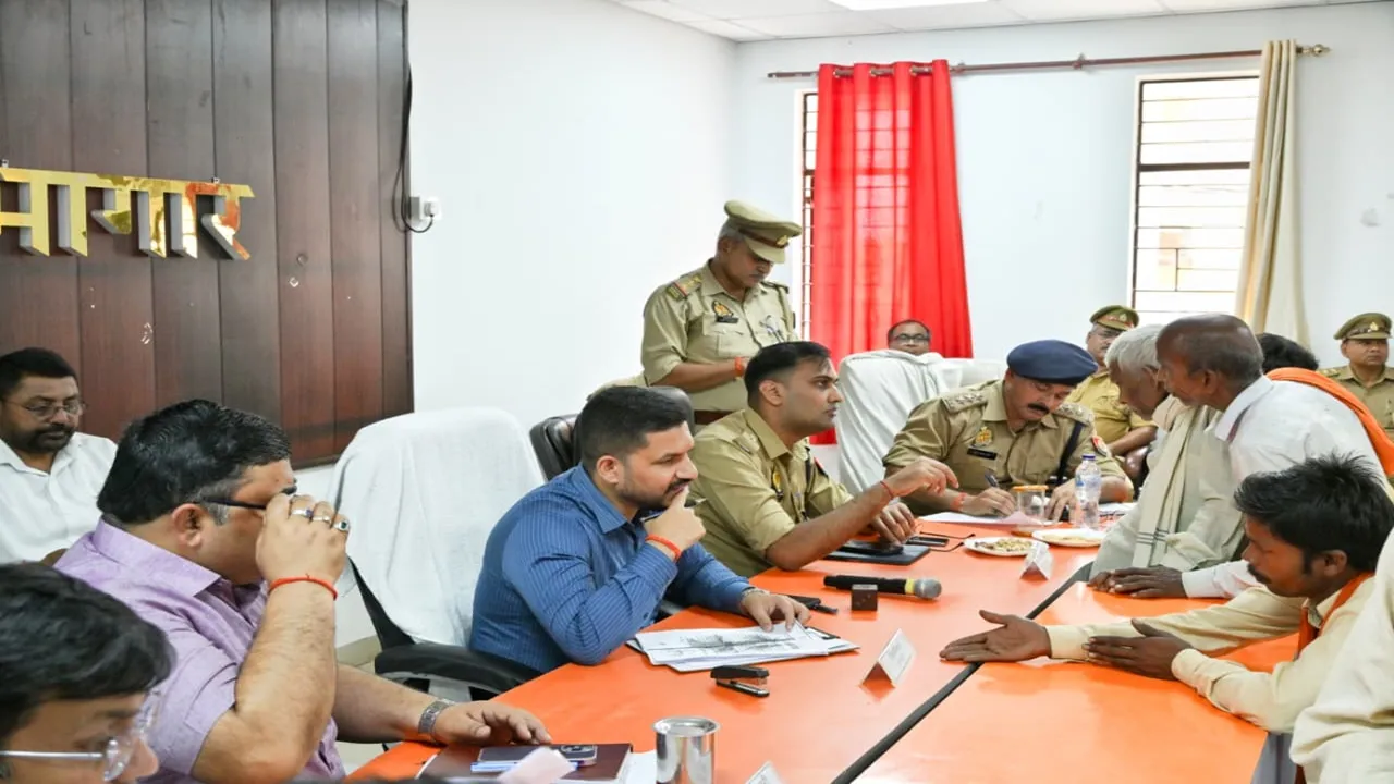 बाराबंकी समाधान दिवस : 454 शिकायतें आईं, 57 का मौके पर निस्तारण, बिना सूचना नदारद अधिकारी का वेतन रोकने के निर्देश