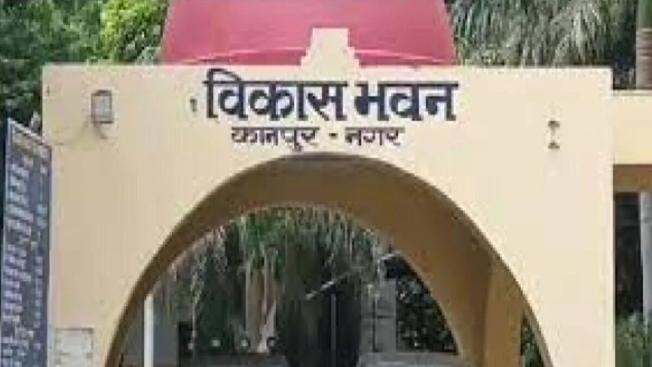 कानपुर : विकास भवन में बिजली न होने से आवेदक परेशान, जानिए क्या बोले कर्मचारी