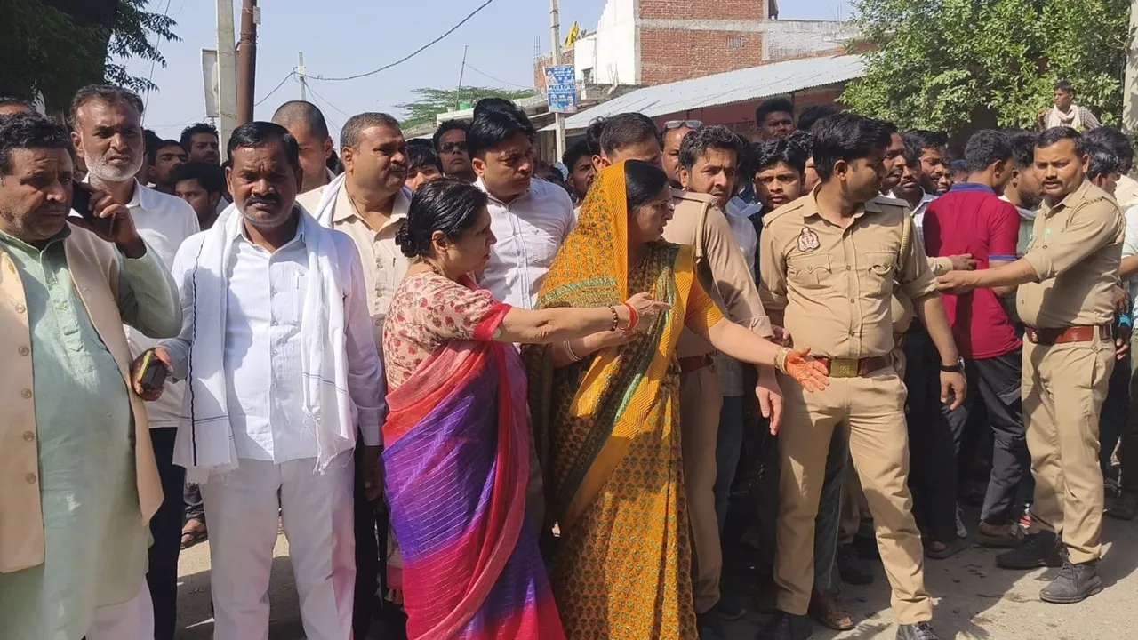 कन्नौज : अनियंत्रित ट्रक गुमटियों में घुसा, छात्रा और फल विक्रेता की मौत, 5 घायल