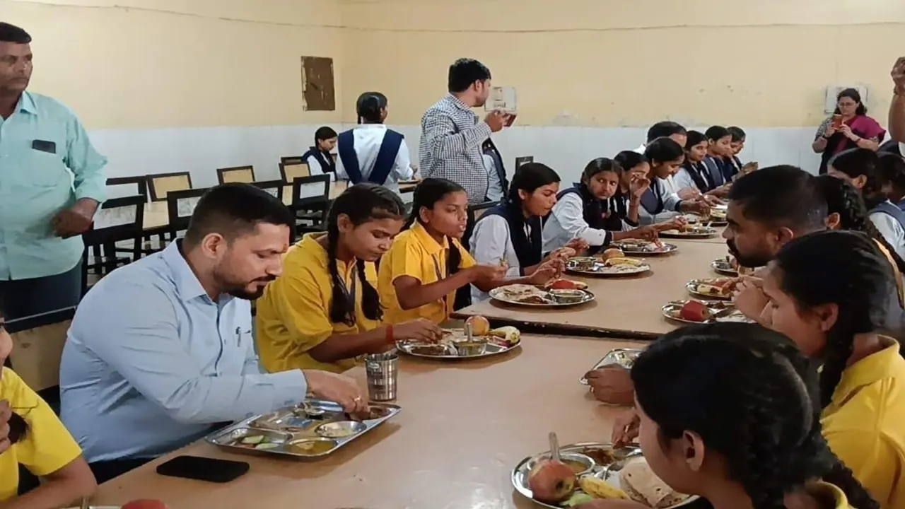 बाराबंकी : जिलाधिकारी ने छात्राओं के साथ बैठकर किया भोजन, जांची गुणवत्ता
