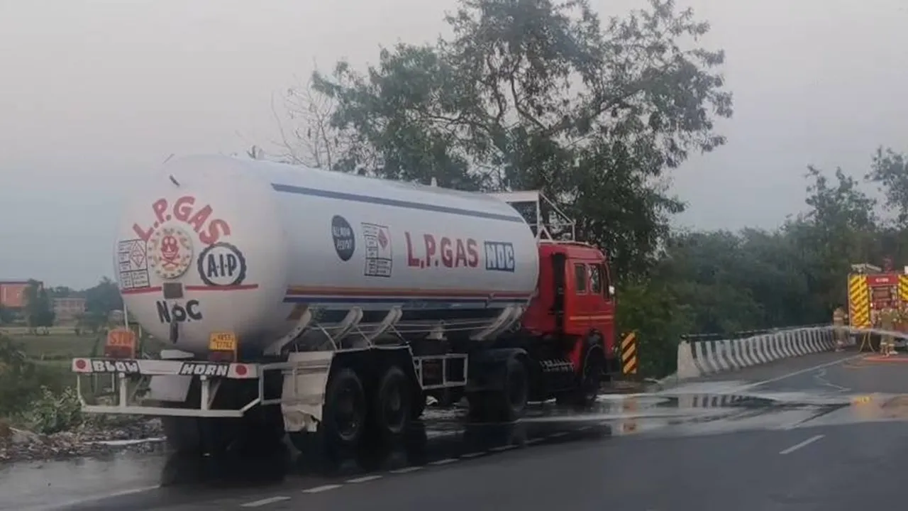 बाराबंकी में ड्राइवर की सूझ बूझ से हाईवे पर टला बड़ा हादसा, नहीं रुका लीकेज, दूसरे टैंकरों में भरी गई गैस