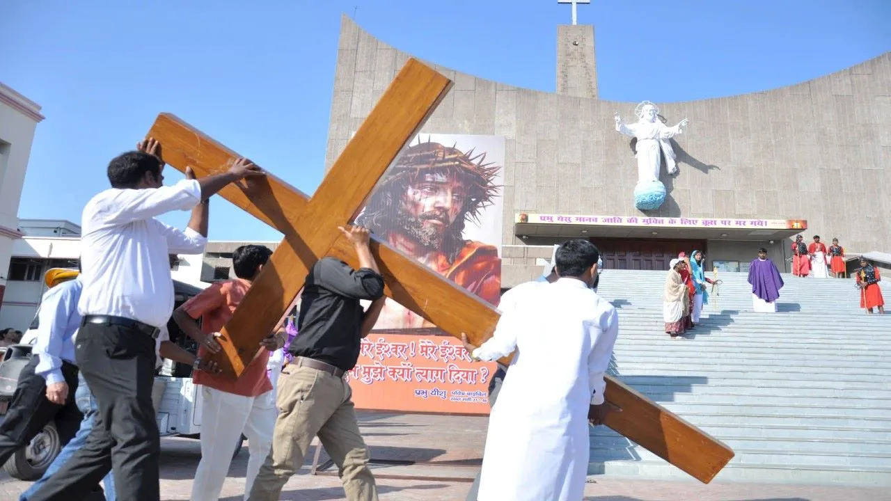 लखनऊ के गिरजाघरों में श्रद्धा के साथ मनाया गया गुड फ्राइडे : यीशु मसीह के बलिदान को याद कर निकाले गए जुलूस, हुई विशेष प्रार्थनाएं