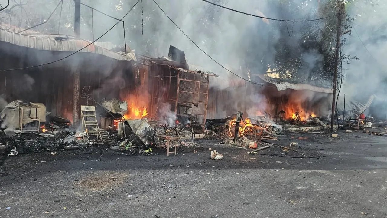 कानपुर : फूलबाग में भीषण आग से फल व सब्जी मंडी राख, 20 से अधिक दुकानें और 30 से ज्यादा घर जले 