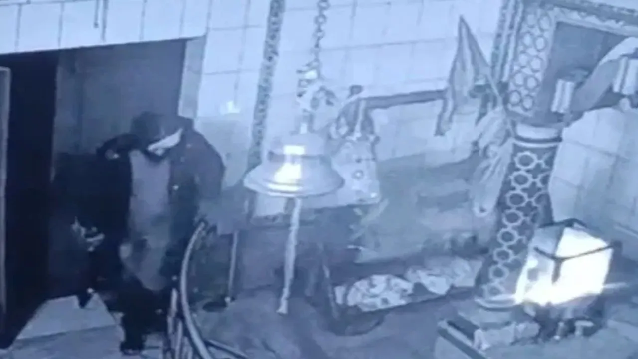 ग्रेटर नोएडा : मंदिर से सोने की मूर्ति और चांदी के छत्र चोरी, वारदात सीसीटीवी में कैद