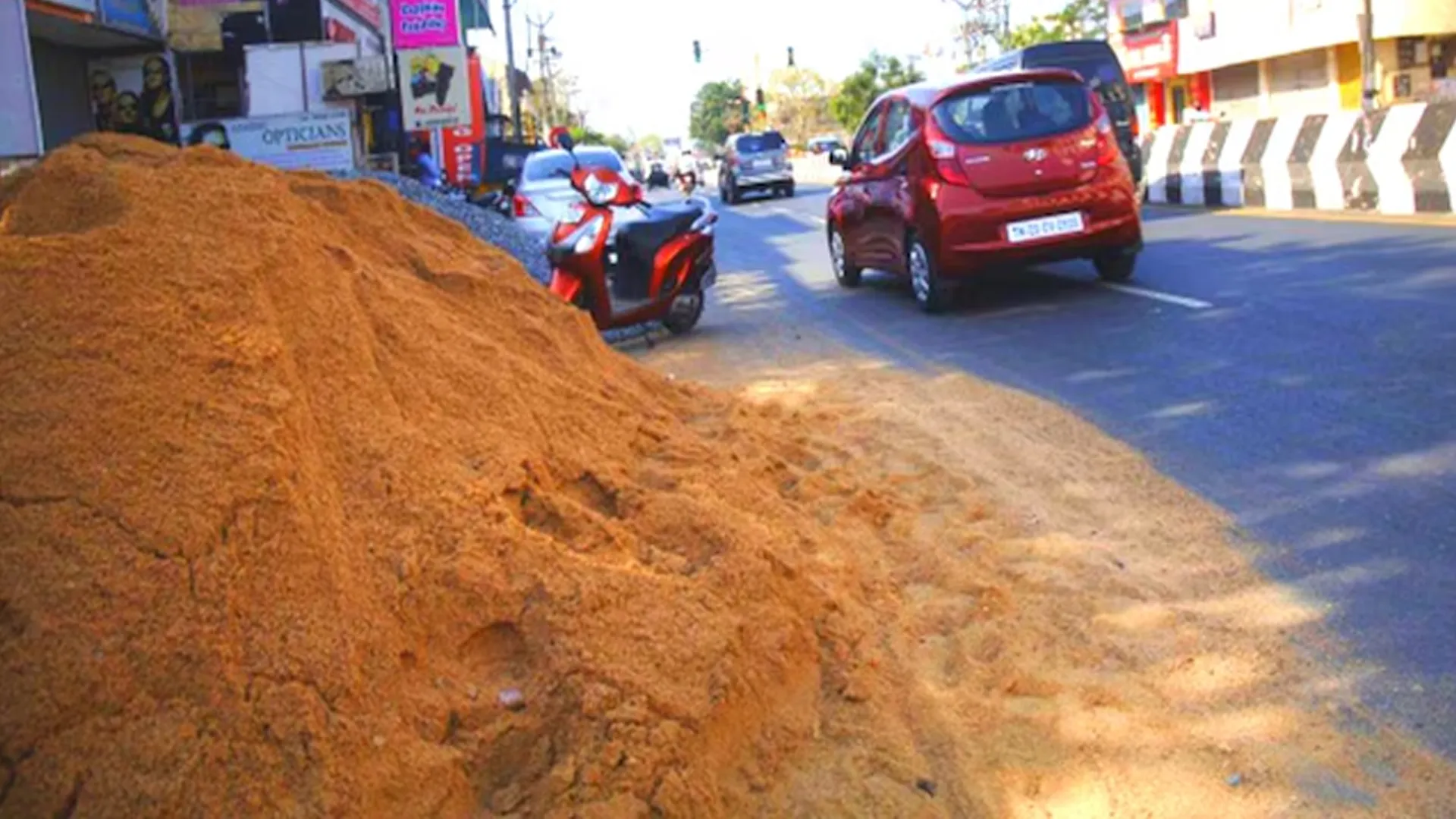 Bareilly : सड़क पर मलबा छोड़ा तो खैर नहीं, जुर्माना के साथ जब्त होगा माल