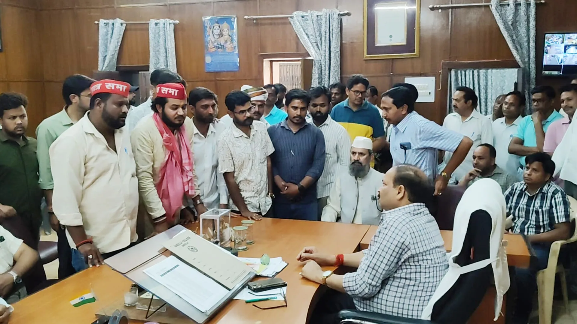 Bareilly : भड़के सछास कार्यकर्ताओं ने एसएसपी कार्यालय में दिया ज्ञापन, बरेली कॉलेज में प्राचार्य का घेराव