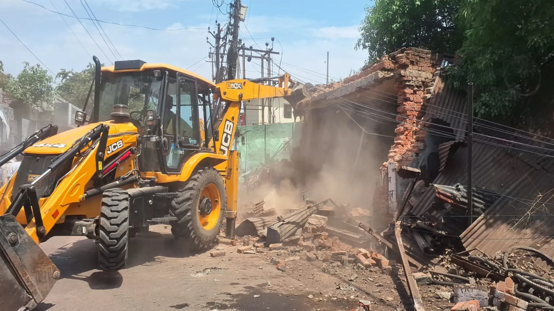 Bareilly : सीएम ग्रिड योजना के तहत कोहाड़ापीर में चला बुलडोजर, अतिक्रमण हटाने पर व्यापारियों का भारी आक्रोश