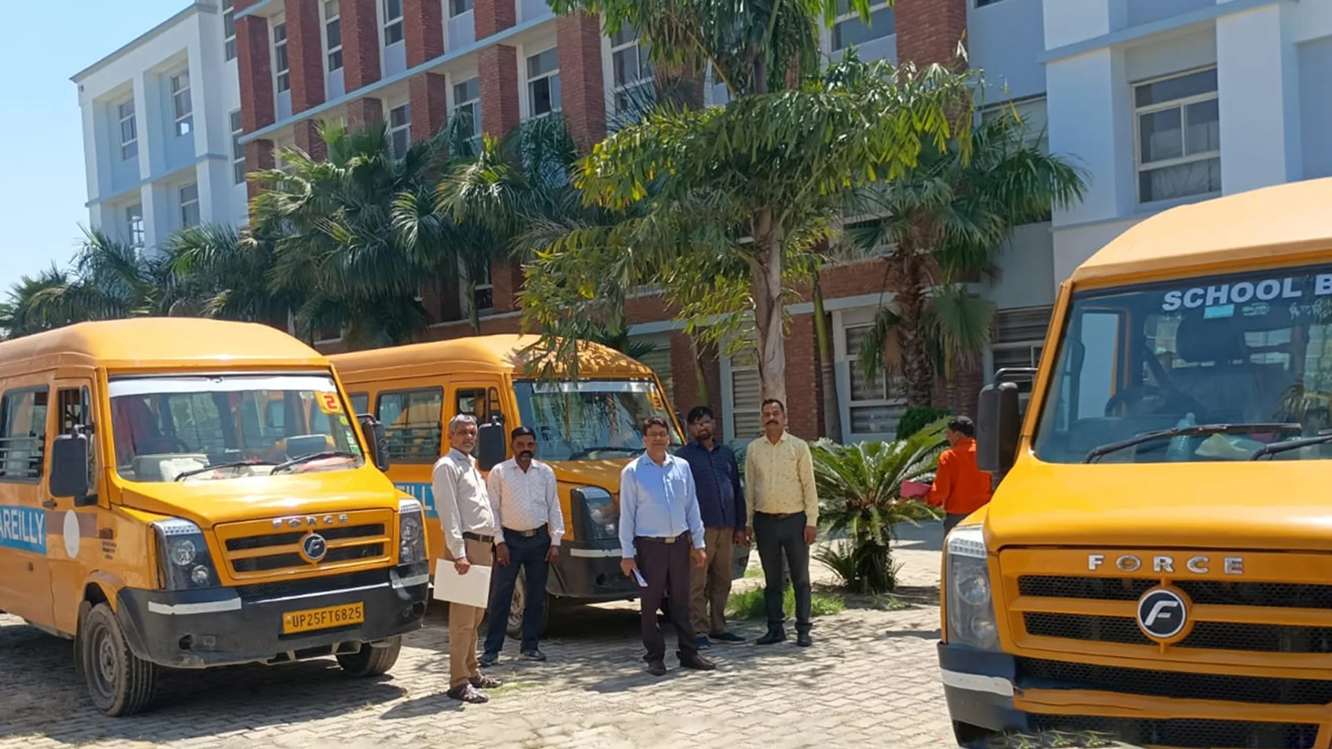 Bareilly : स्कूली वाहनों में मिल रहीं कमियां, नोटिस देकर सुधार के निर्देश