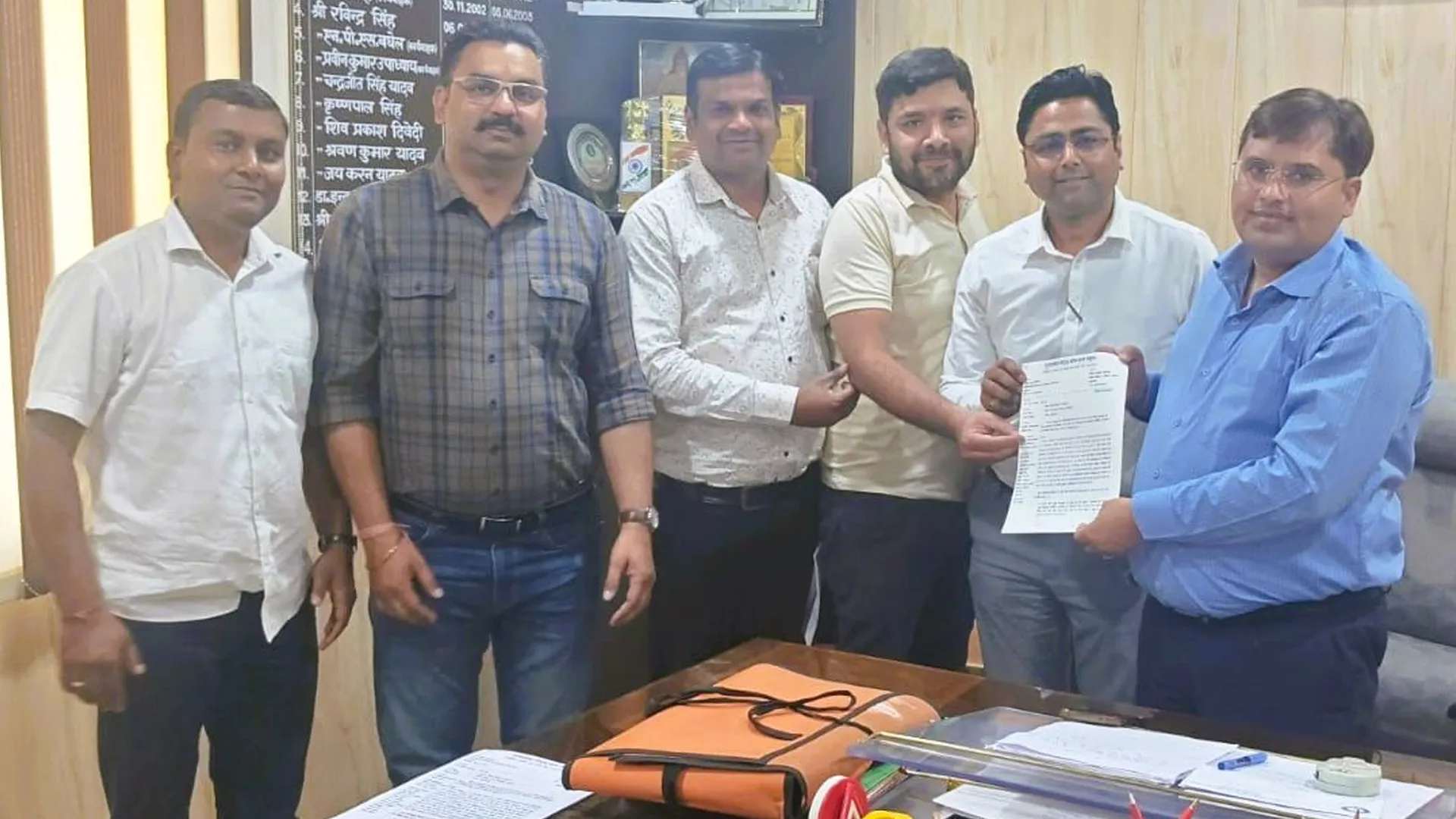 Moradabaad : निजी विद्यालयों पर कार्रवाई की मांग, अभिभावकों ने सौंपा ज्ञापन