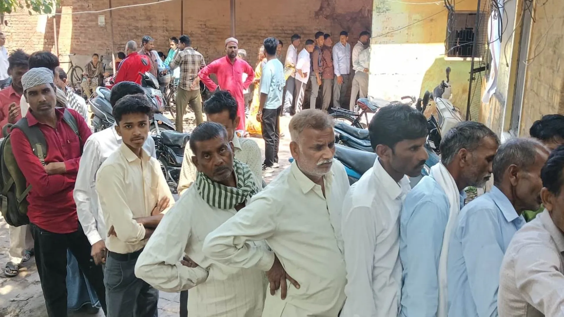 पीलीभीत: स्मार्ट मीटर का पोर्टल बदहाल...नहीं खुल रहे  बिल,उपभोक्ता परेशान, दफ्तरों में लगी कतार