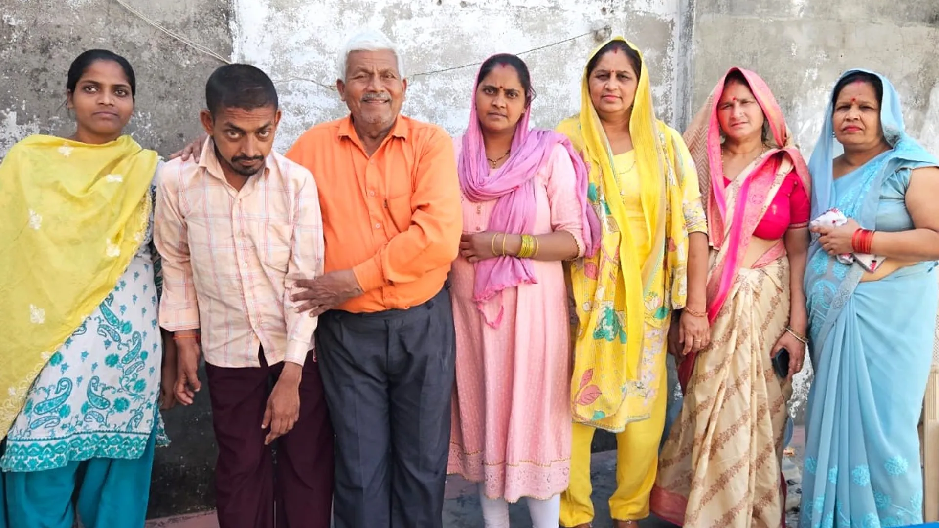 Rampur : 9 साल बाद मिला छह बहनों का इकलौता भाई