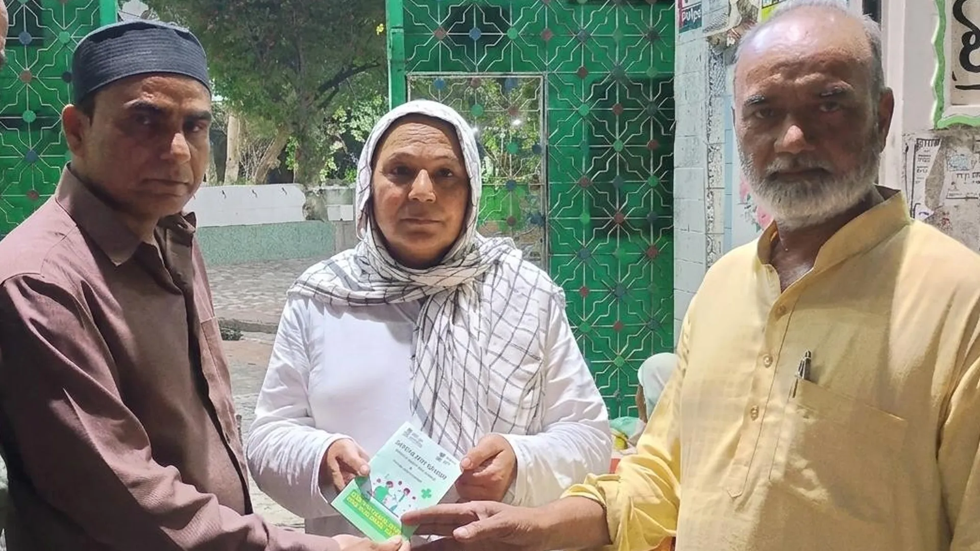 Bareilly : हज पर जा रहीं नगमा किन्नर, बोलीं-देश की तरक्की और भाईचारे के लिए मांगूंगी दुआएं 