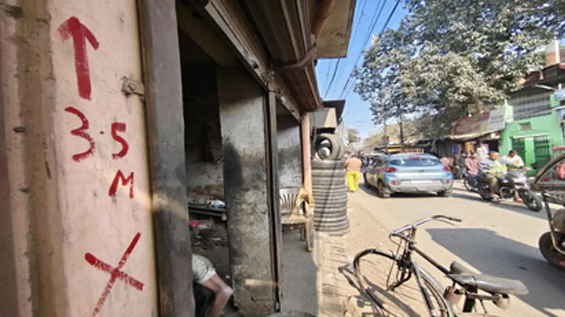 Bareilly : नगर निगम के लाल निशान से व्यापारी परेशान