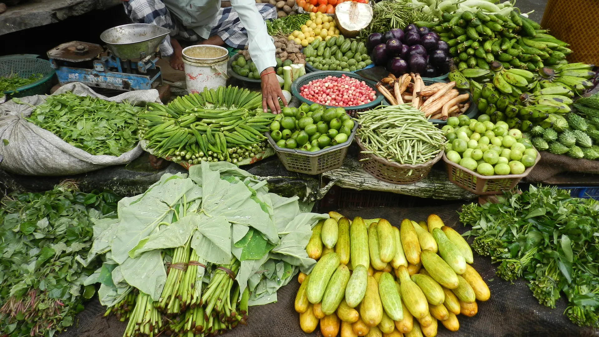 Bareilly : मंडी से बाहर आते ही फल-सब्जियों के दाम भर रहे फर्राटा