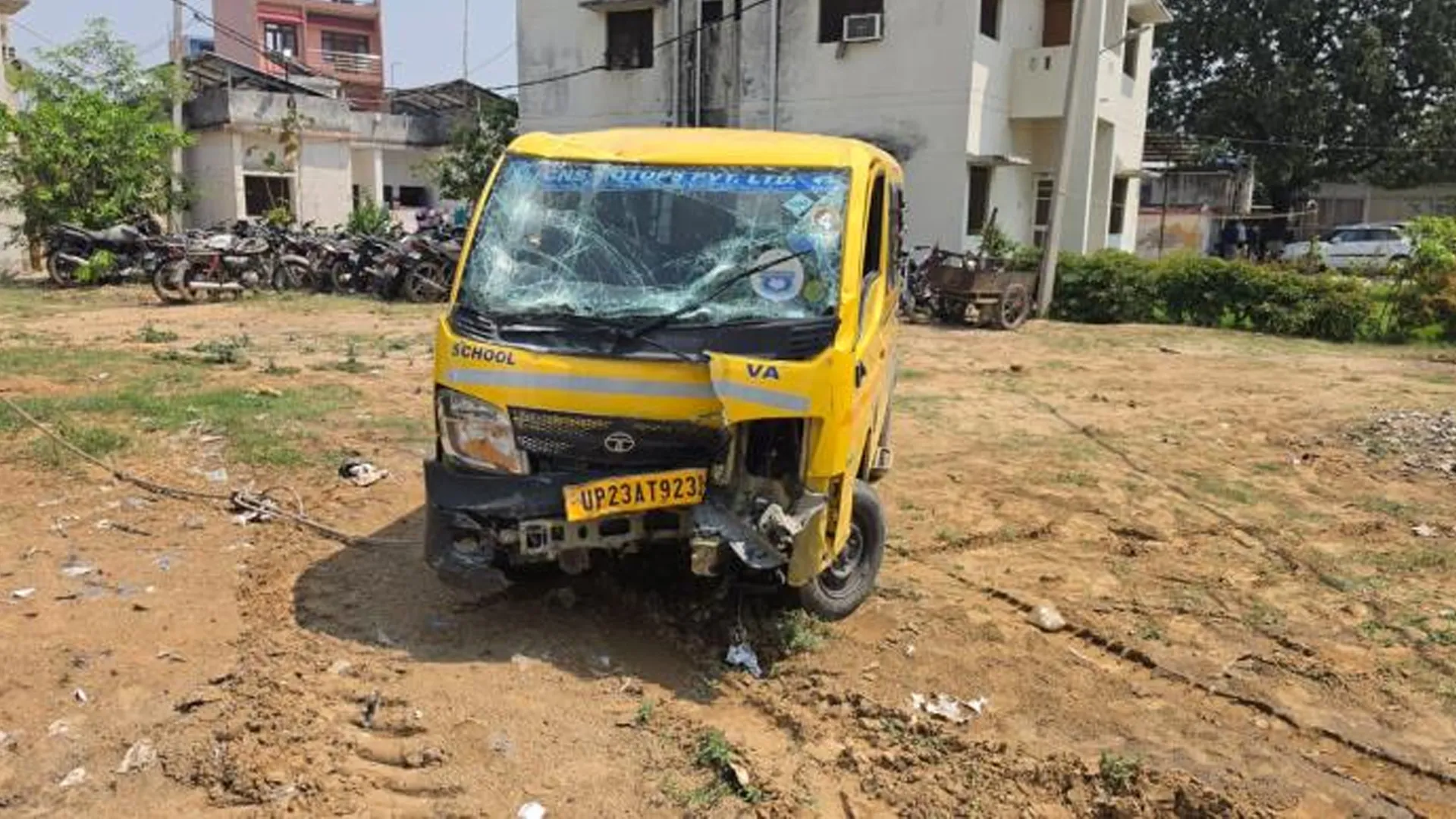 Amroha : स्कूल वाहन का स्टेयरिंग फेल होने से हादसा, जुगाड़ चालक की मौत एक घायल