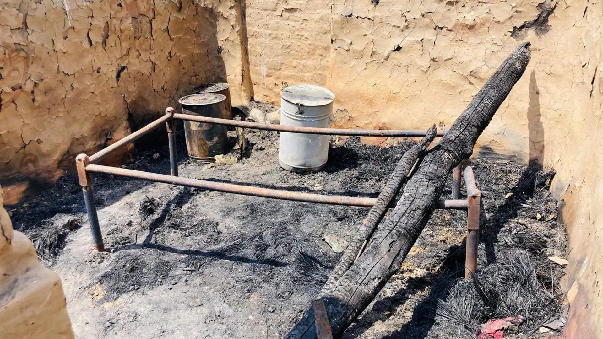 UP: छप्पर के घरों में लगी आग, लाखों रुपये का सामान जलकर राख