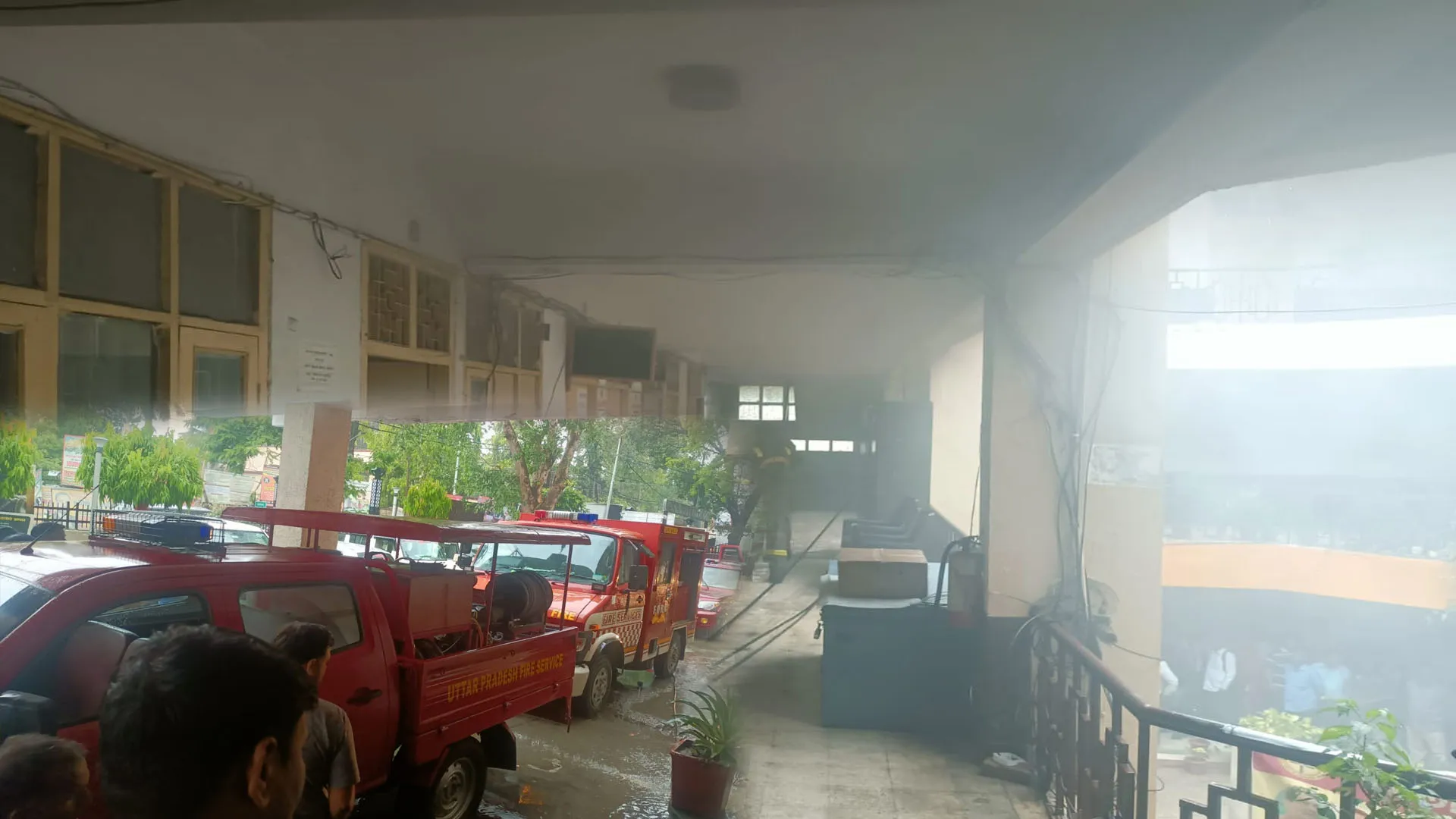 UP: विकास भवन में मनरेगा कार्यालय से निकलीं आग की लपटे, दमकल ने किया काबू 