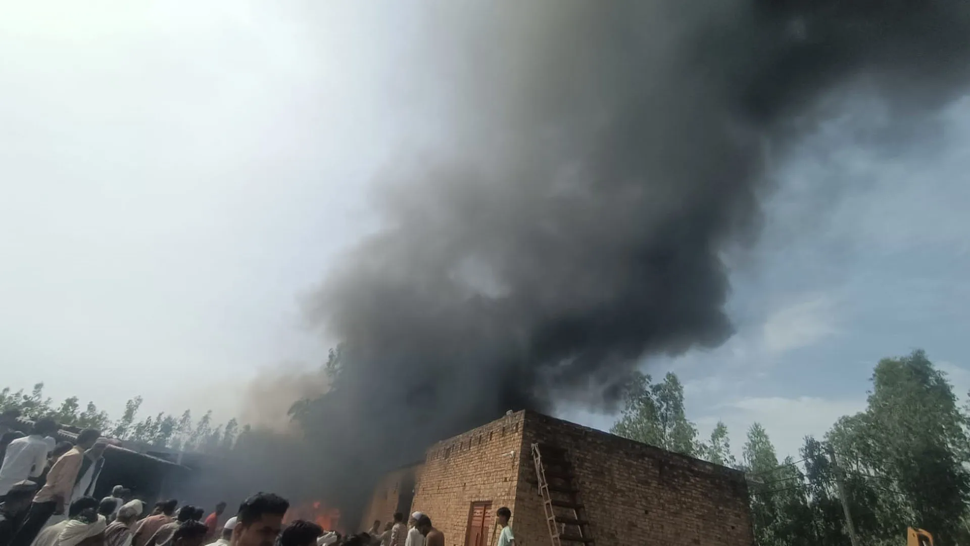 Moradabad: कुंदरकी में शार्ट सर्किट से रुई गोदाम में भयंकर आग, घंटों बाद पाया काबू 