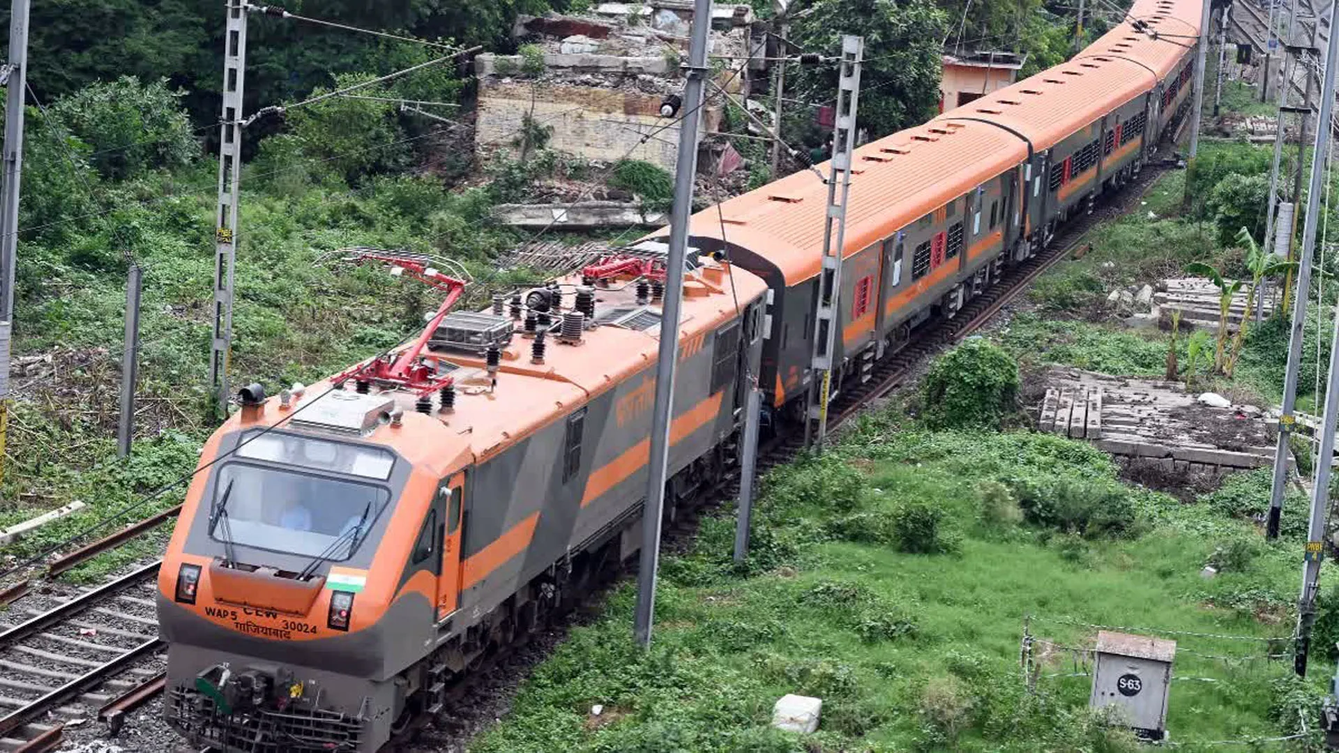 UP: अमृत भारत एक्सप्रेस से महिलाओं ने लगा दी छलांग...मची अफरा-तफरी, 15 मिनट रोकी गई ट्रेन