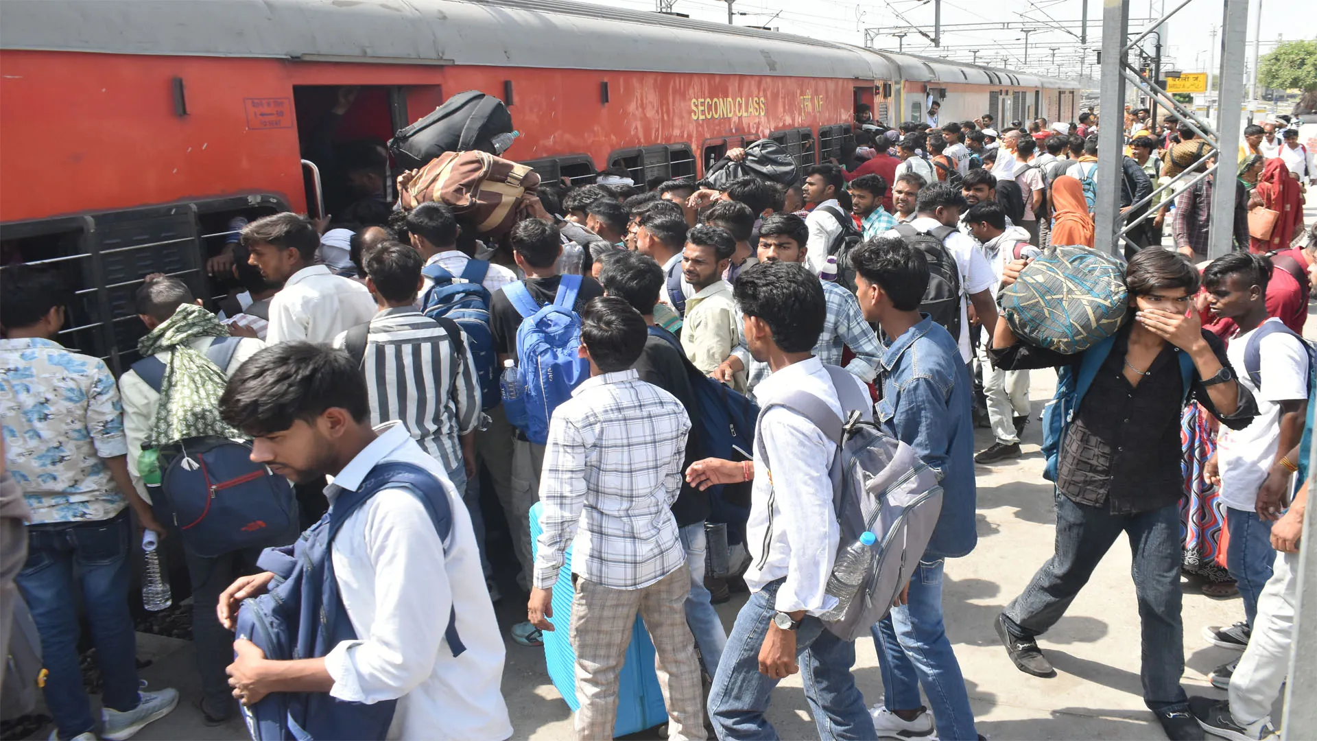 Bareilly:परीक्षा से निकले तो देना पड़ा सब्र का 'इम्तिहान'...ब्लॉक में फंसी अवध-असम 40 मिनट रुकी