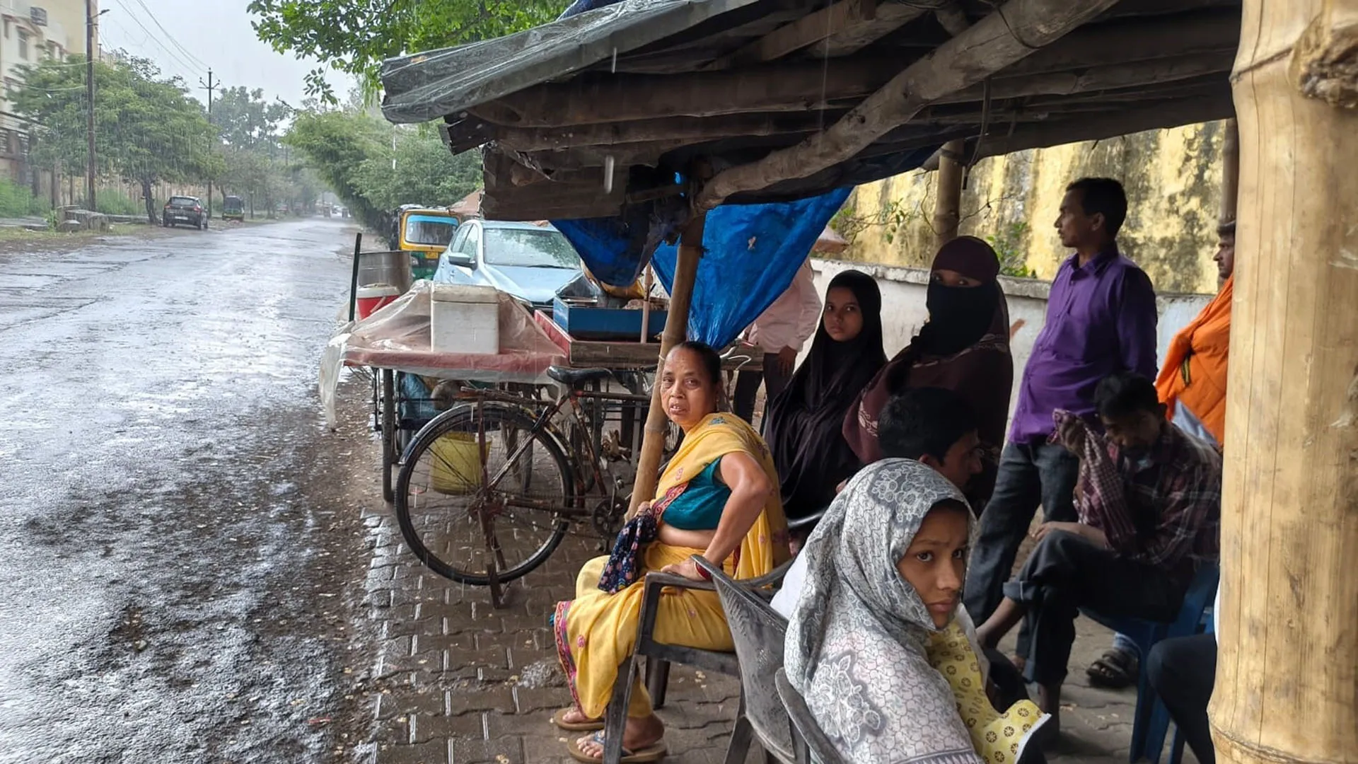 UP: बारिश ने किसानों की बढ़ाईं परेशानी, फसल भीगने से हुई खराब